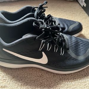 LIKE NEW! Womens Nike sneakers